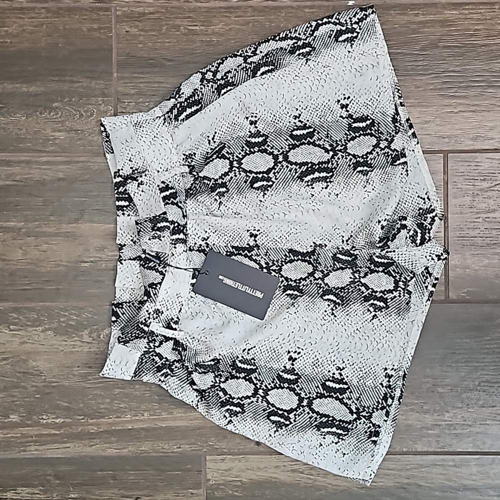 Pretty Little Things Snake Print High Waisted Shorts Sz 6